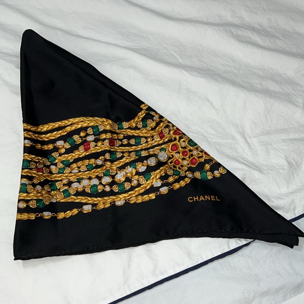 Beautiful Jewel Motif Silk Scart, Chanel. - Picture 7 of 9